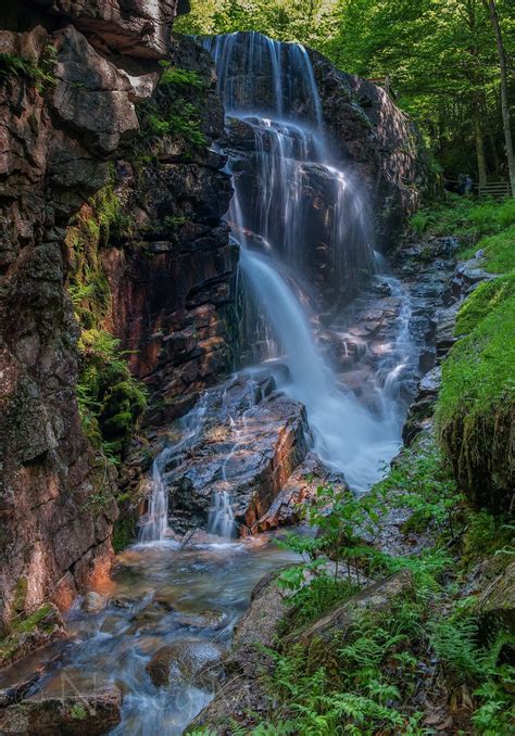 Flume Gorge in New Hampshire courtesy Nancy Marshall. | 시원한 물줄기.....