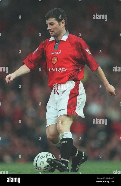 DENIS IRWIN MANCHESTER UNITED FC 02 December 1996 Stock Photo - Alamy