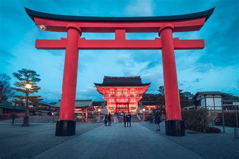 Entrance to Fushimi Inari in the evening. : r/japanpics