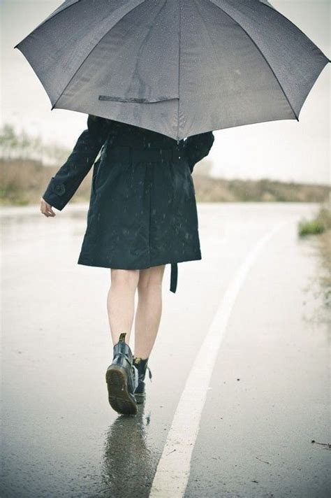 20+ Awesome Rainy Day Umbrella Photoshoot Ideas | Umbrella photoshoot, Rain photography ...