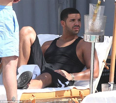 7teen: Drake shirtless at the pool in Miami