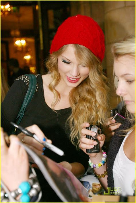 Taylor Swift: Red Beanie Beauty | Photo 349550 - Photo Gallery | Just Jared Jr.