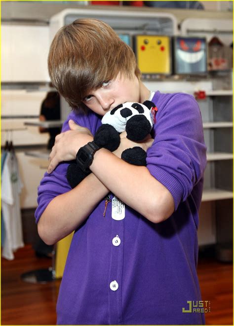 Full Sized Photo of justin bieber nintendo store 01 | Justin Bieber ...