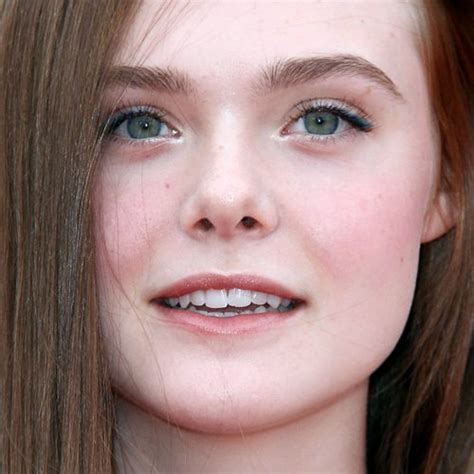 Elle Fanning Makeup: Beige Eyeshadow, Black Eyeshadow, Silver Eyeshadow ...