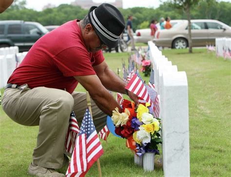 Hundreds honor the fallen at Fort Sam cemetery