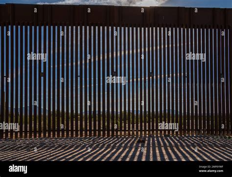 US - Mexican border wall - Arizona Stock Photo - Alamy