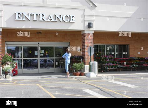 Entrance to grocery store hi-res stock photography and images - Alamy