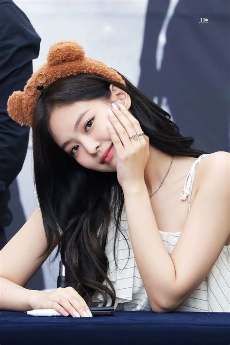 Pin by Mxjxng ʕ ᵔᴥᵔ ʔ on BlackPink | Blackpink jennie, Girl, Kim jennie