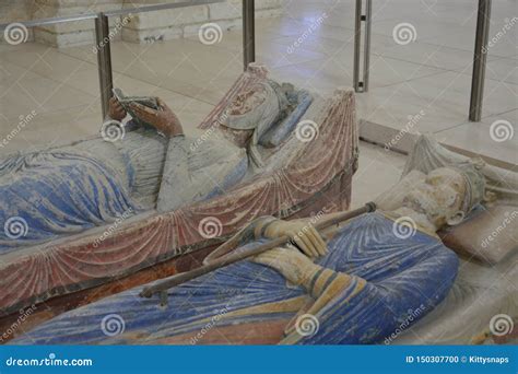 The Tomb Of Richard The Lionheart & Eleanor Of Aquitaine At Royal Abbey ...