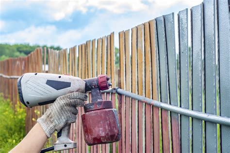 How to Paint a Fence With a Sprayer: The Fast and Easy Way - Homes Whiz