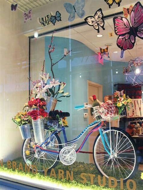 25 Cool And Creative Store's Window Display Ideas | Spring window ...