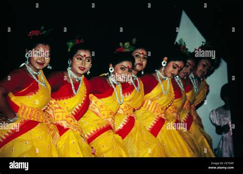 Indian Bengali folk dance ; west bengal ; india ; asia Stock Photo - Alamy