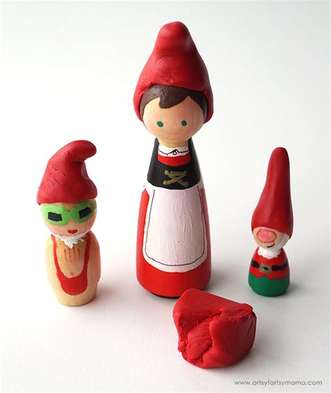 Sherlock Gnomes Peg Dolls | artsy-fartsy mama