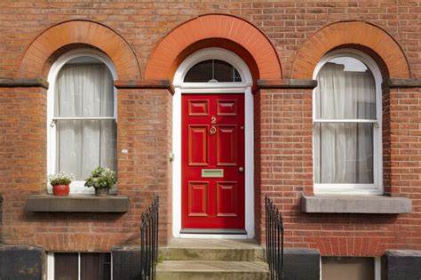 Premium Photo | Red Front Door of a Typical Old Brick British Terrace House with Arched Windows ...