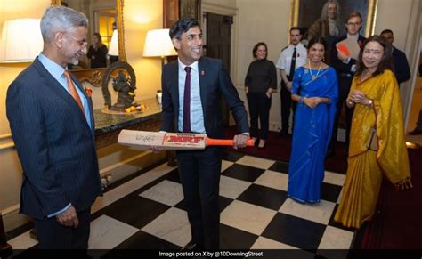 S Jaishankar meets Rishi Sunak, gifts him a sign bat by Virat Kohli ...