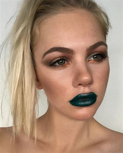 Glossy Dark Green Lips - Blurmark