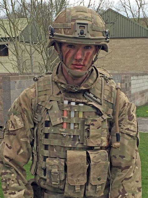 Pictured is a para testing the new virtus body armour in 2022 | British army uniform, British ...