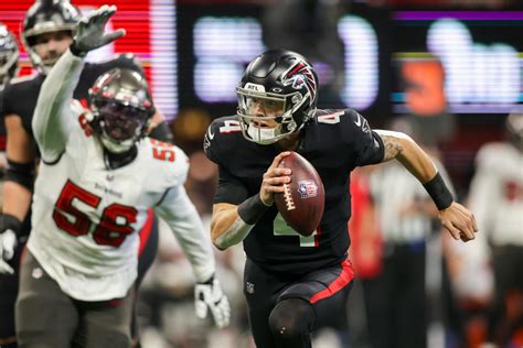 Watch: Falcons QB Desmond Ridder mic’d up for season finale - Yahoo Sports