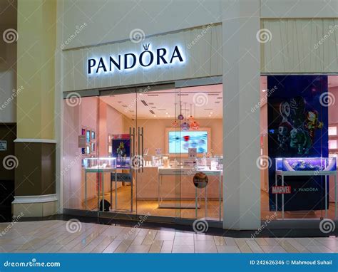 Pandora Jewelry Storefront editorial photo. Image of brand - 242626346