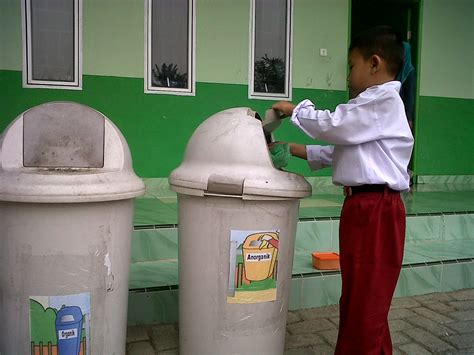 Gambar Anak Sekolah Buang Sampah