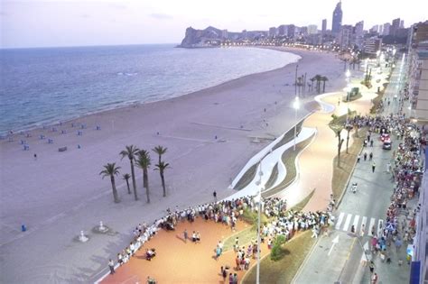 Paseo marítimo de la Playa de Poniente de Benidorm. Seafront of the Poniente beach in Benidorm ...