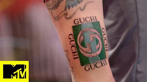 Tattoo fail: la scritta Gucci (sbagliata) sulla gamba | Just Tattoo Of ...