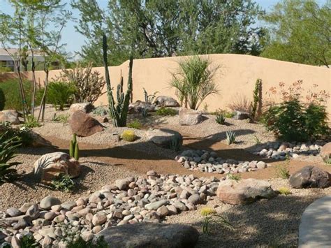 Amazing Desert Landscaping Ideas with Small Plants also Brown Smooth Sands plus Rocks #Des ...