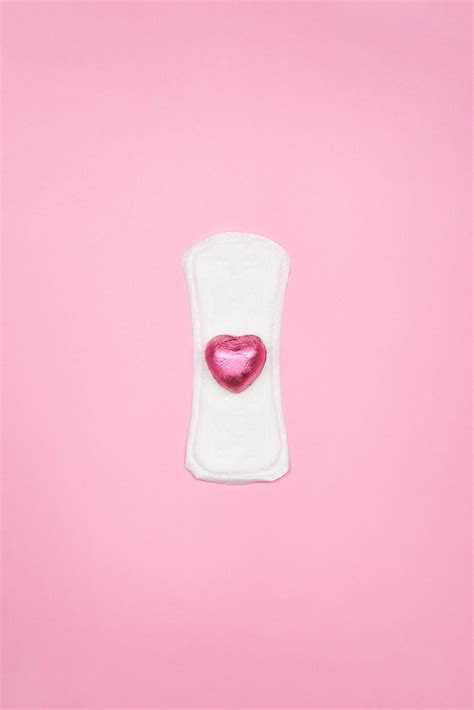 White sanitary napkin with a pink candy on bright color background - Creative Commons Bilder
