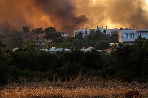 Wildfires in Greece Raise Fears of Tourism Collapse - The New York Times