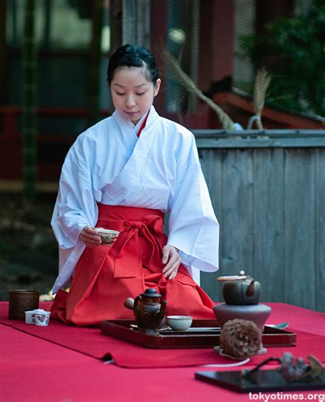Traditional tea ceremony in a Tokyo temple — Tokyo Times