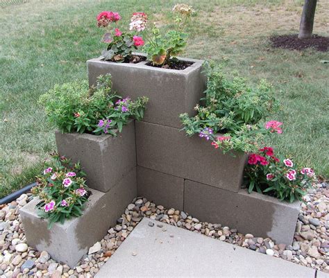 Cinder Block Garden Wall Ideas : 22 Practical And Pretty Retaining Wall ...