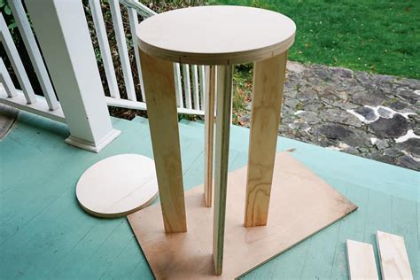 How to make a DIY round kitchen table today - If Only April