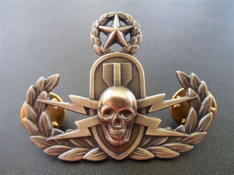 Explosive Ordnance Master Skull Badge EOD Bomb Disposal Crab Insignia Pin | Jewelry - Skulls ...