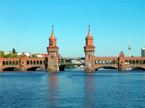 Die Oberbaumbrücke über die Spree in Berlin Foto & Bild | architektur, straßen & brücken ...