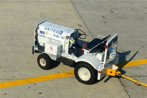 Cargo Cart at Newark Airport, NJ, USA Editorial Stock Image - Image of flight, airplane: 122937884