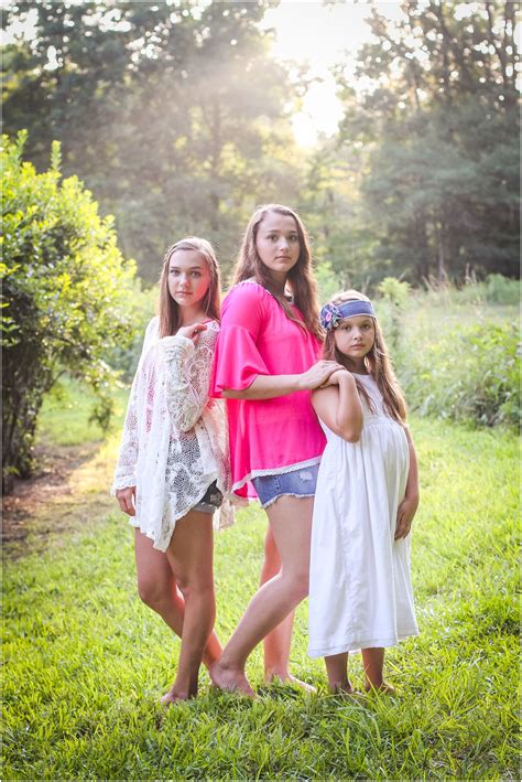 3 Sisters Pose | © Bekah Braden Photography | Sister poses, Family photography, Family photographer