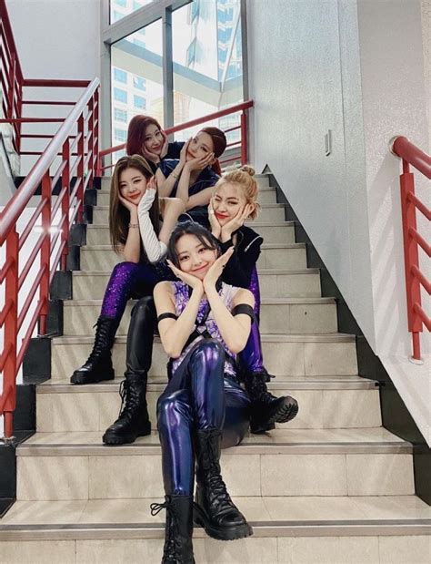 5 Stunning ITZY Stage Outfits That Prove “In The Morning” Is A ...