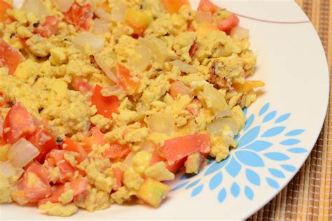 How to Make Scrambled Eggs with Tomato and White Onions: 12 Steps