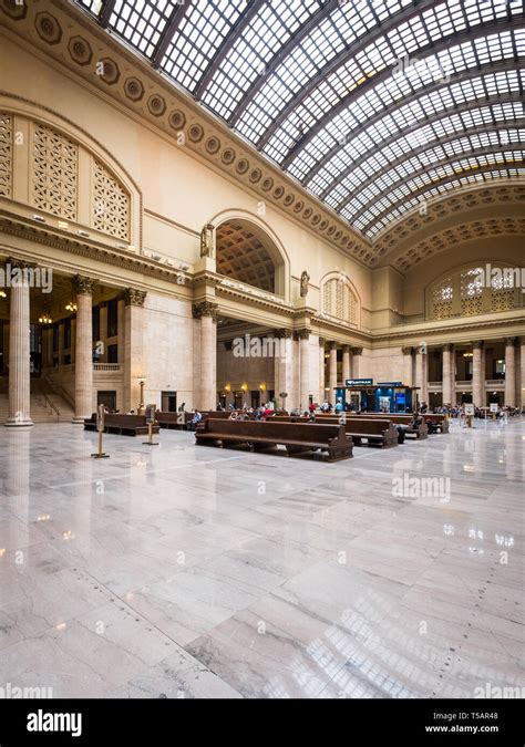 Union Station grand hall at Downtown Chicago Stock Photo - Alamy