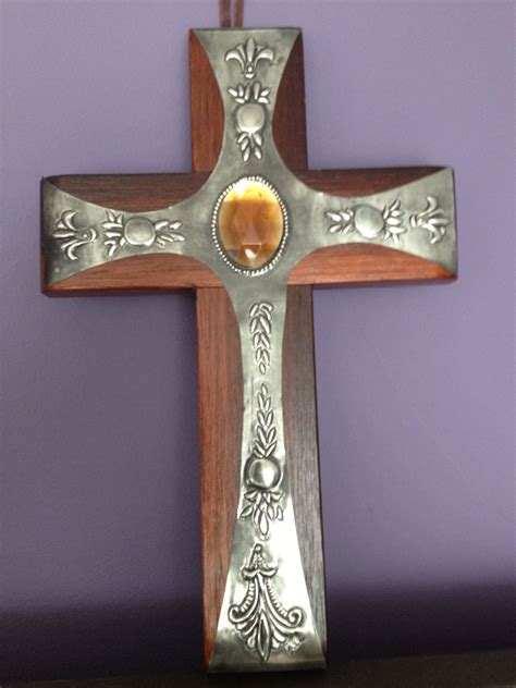 Wooden cross decorated with pewter | Repujado en metal, Repujado ...