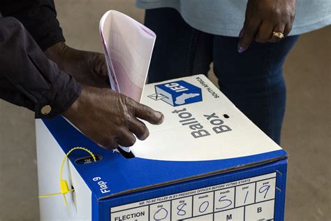 South Africans Want ANC, DA to Mend Fences, Form Coalition: Survey - Bloomberg