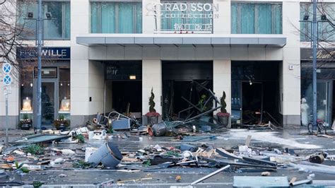 Massive aquarium at Berlin hotel bursts, injuring 2 and causing loss of 1,500 fish - TrendRadars