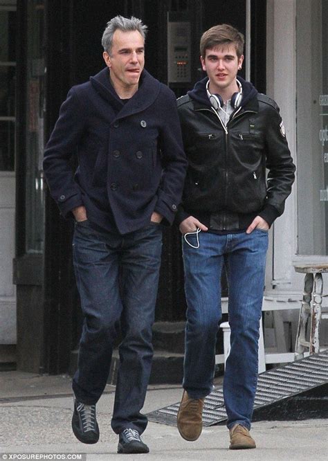 Daniel Day Lewis and his son, NYC, May 2013. Photo via Daily Mail UK | Ritratti