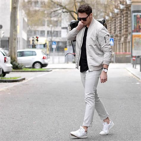 Introducir 40+ imagen outfit tenis blancos hombre - Abzlocal.mx