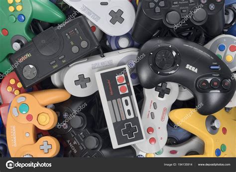 Retro Gaming Controllers – Stock Editorial Photo © robtek #194135914