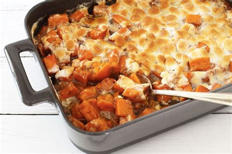 An Old-Fashioned Thanksgiving Favorite: Candied Yams With Marshmallows ...