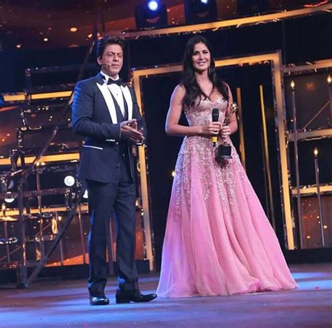 Shah Rukh Khan looks handsome as he graces the Lux Golden Rose Awards 2017 red carpet - Photos ...