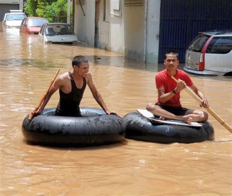 Bihar's worst flood in 41 years claims 14 lives, 5 lakh hit - Rediff ...