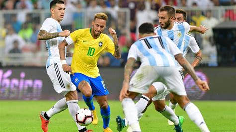 Las selecciones de fútbol de Brasil y Argentina juegan este domingo en ...