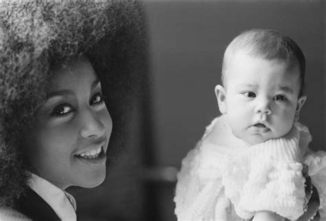 Lovely Pics of Marsha Hunt and Her Daughter Karis by Jack Kay in 1971 | Vintage News Daily